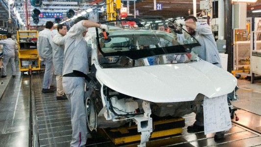 Suspensiones en las automotrices de Córdoba debido a la caída en las ventas