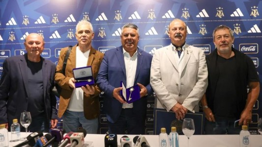 "Chiqui" Tapia recibió la llave de Miami en el marco de un evento denominado el "Día de la AFA"