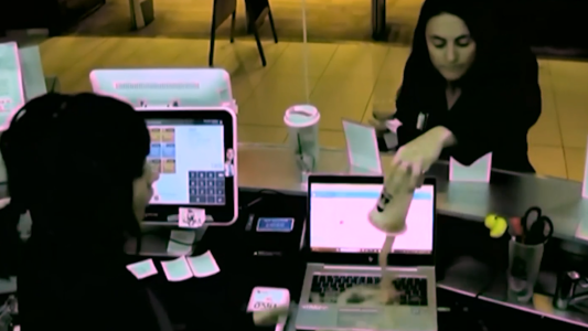 Caliente por el té frío: violenta reacción de una clienta