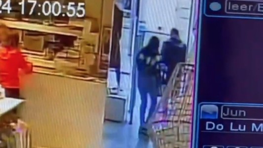 Fingieron una discusión y se llevaron una prenda sin pagar: una pareja de mecheros