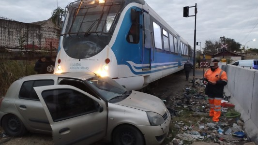 Impactante choque: el Tren de las Sierras arrastró un auto por 15 metros