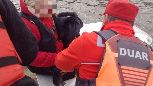 Rescataron a un matrimonio que se había quedado varado en el lago San Roque