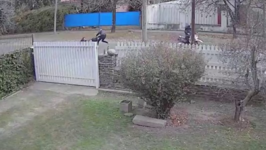 Violento asalto en Villa Belgrano: motochorros atacaron a una joven a plena luz del día