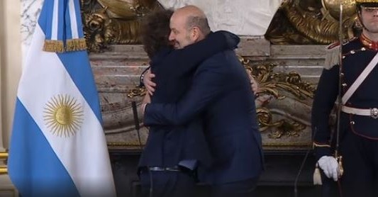 "Que lujo me estoy dando": Milei le tomó juramento a Sturzenegger como nuevo ministro de Desregulación