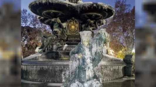 Por el frío polar se congeló la fuente del Parque General San Martín en Mendoza