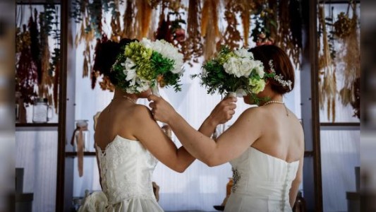 Ante la prohibición del matrimonio igualitario en Japón, parejas LGBT optan por "bodas fotográficas"