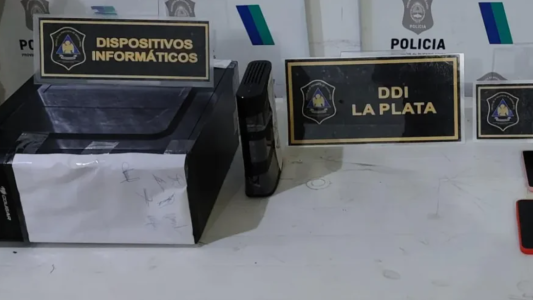 Allanaron el domicilio de un adolescente por trucar con IA fotos de sus compañeras