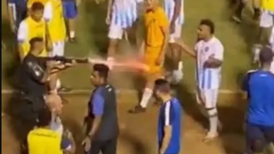Locura en Brasil: un policía le disparó a un futbolista en plena cancha