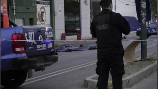 Asesinaron a un joven de 19 años cuando operaba un montacargas y dejaron una nota amenazante