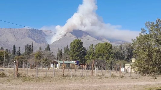 Bomberos combaten desde el domingo un incendio forestal al sur del cerro Champaquí