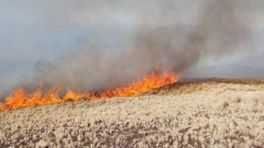 Incendio en Traslasierra: suman bomberos al combate del fuego en el Cerro Champaquí