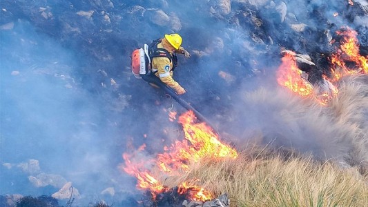 Continúa el incendio en el Cerro Champaquí: cuarto día consecutivo de lucha contra el fuego