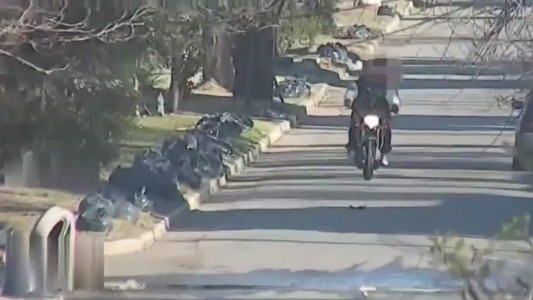 Video: persecución para detener a dos hombres que robaron una moto