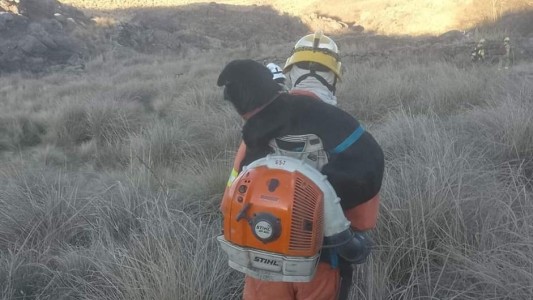 Heroico rescate de un bombero a un perrito atrapado en medio del incendio en Cerro Blanco