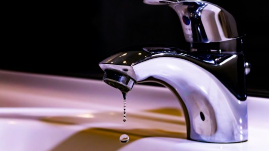 ¿Por qué es importante controlar las instalaciones internas de agua?