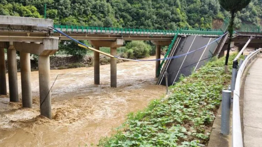 Impactante derrumbe de un puente en China deja al menos 12 muertos