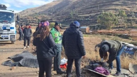 Se desbarrancó un micro que llevaba una orquesta folklórica en Perú: murieron nueve personas