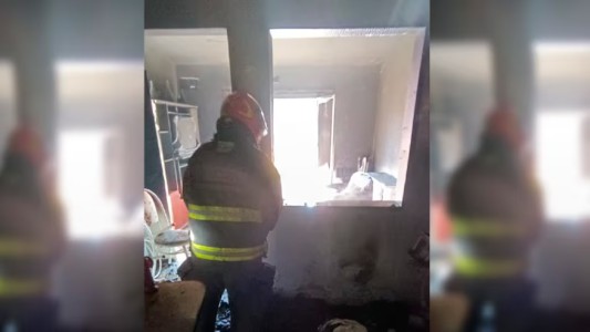 Se incendió una casa y una mujer fue hospitalizada
