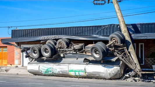 Un camionero chocó un auto y un poste: hubo un muerto y dejó al pueblo sin luz