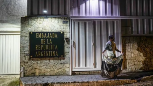 Argentina repudió "hostigamiento" a su embajada en Venezuela: cortaron la luz