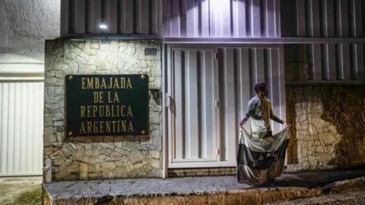 Los diplomáticos argentinos expulsados por Maduro dejaron Venezuela y viajan a Portugal