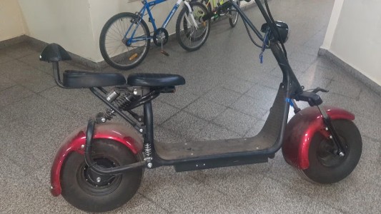 Menores atacaron a un adolescente y le robaron su moto eléctrica y el celular