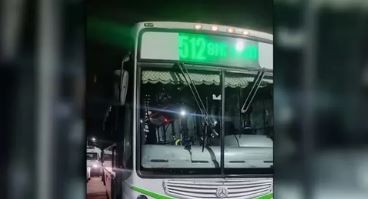 Un joven murió arrollado por el colectivo que tomó: cayó al asfalto cuando se desfondó la escalera de acceso