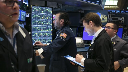 Las acciones argentinas y los bonos tuvieron caídas moderadas ante la crisis financiera global