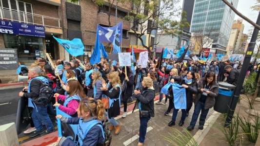 Docentes concretan el segundo día de paro y esperan una nueva oferta salarial