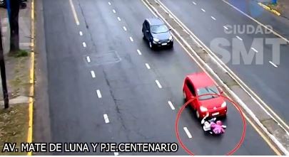 Tucumán: una mujer y su hija se resbalaron al cruzar una avenida y fueron atropelladas por un auto