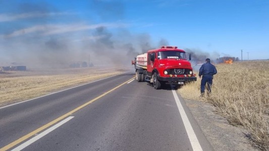 Bomberos combaten un incendio rural entre Manfredi y Oncativo