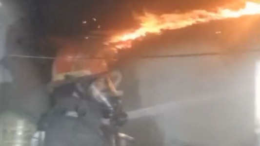 Se incendió una casa en Alto Alberdi: murió un hombre y seis resultaron heridos