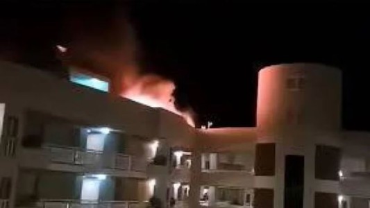 Un helicóptero cayó sobre el techo de un hotel en Australia y evacuaron a los huéspedes