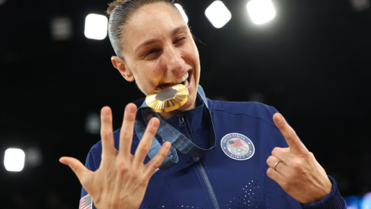 Diana Taurasi tras su sexto oro: "Siempre llevo abajo la camiseta de Argentina"
