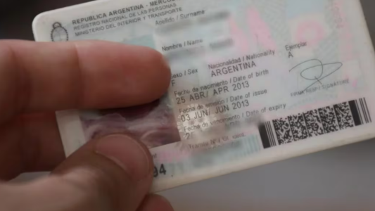No lo dejaron votar, ni casarse y comenzaron a llegarle multas de tránsito: descubrió que otra persona estaba usando su DNI