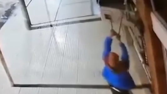 Video: treparon a la pared y se robaron la unidad exterior del aire acondicionado