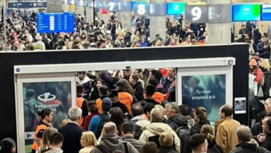 Tensión en Aeroparque por medida de fuerza de maleteros: el Gobierno quiere sancionarlos