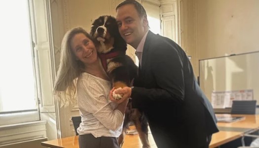 Adorni y Karina Milei presentaron a Thor, un perro que estará en la Casa Rosada