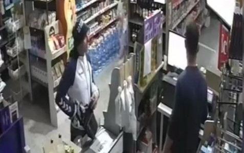 Un plomero le robó la tarjeta a una jubilada para comprarse ropa del club Gimnasia: está detenido