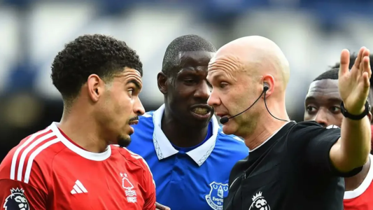 Para evitar polémicas y "ventajas", la Premier League le exigirá a sus árbitros informar de qué club son hinchas