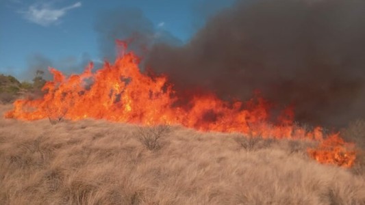 Continúa activo el incendio en Estancia La Paz