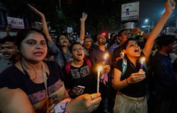 India: miles de detenciones en las protestas por la violación de una joven médica