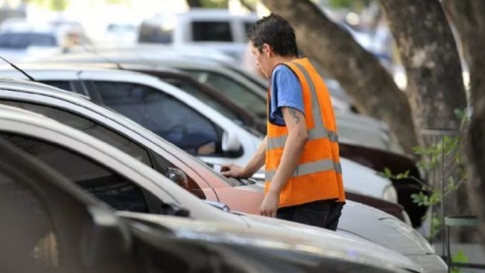 Detuvieron a dos "naranjitas" por agredir a conductores y dañar autos en Córdoba