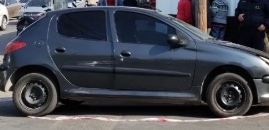 Video: un hombre intentó robar, chocó a un policía motorizado y se lanzó de un auto en movimiento