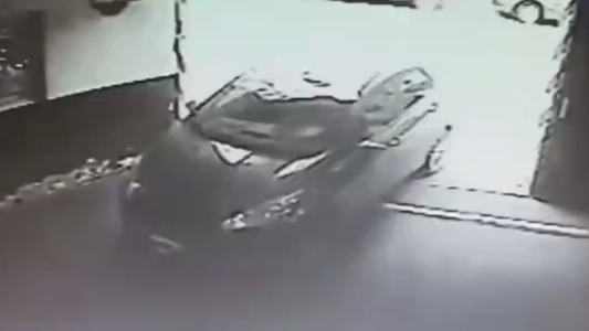 Iba en el auto con su hijo de 5 años y la balearon en la cara para robarle