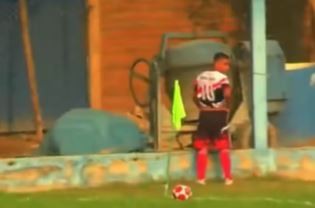 Insólito: se puso a orinar al costado de la cancha y fue expulsado