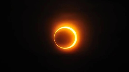 Cómo es el eclipse solar anular que está por cubrir el cielo argentino