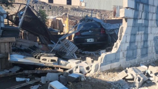 Un adolescente de 17 años perdió el control de un BMW y destruyó un refugio de animales