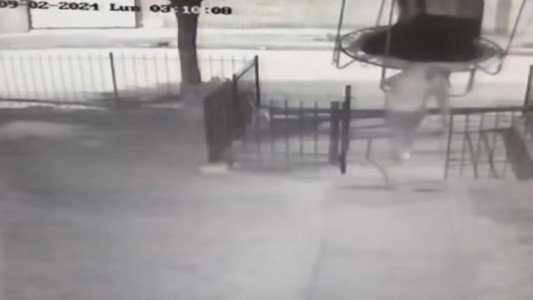 Video: dos hombres se robaron una cama elástica en La Calera