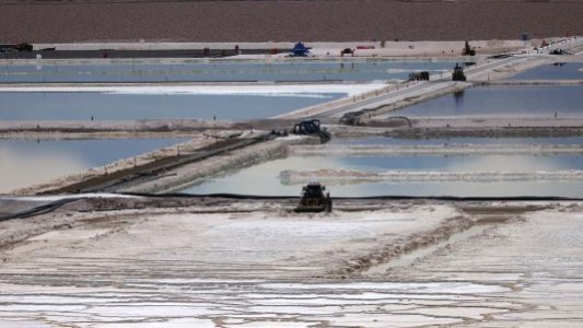 Se reduce la explotación de litio ante la baja de precios internacionales y se generan conflictos sindicales